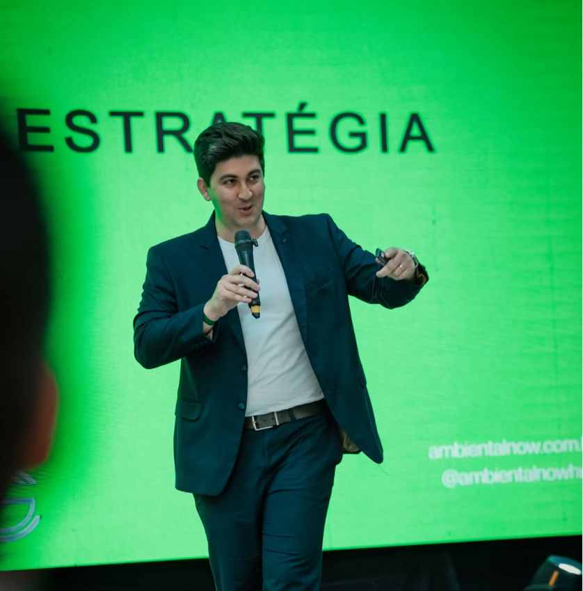 Leonardo Molina palestrando sobre estratégia